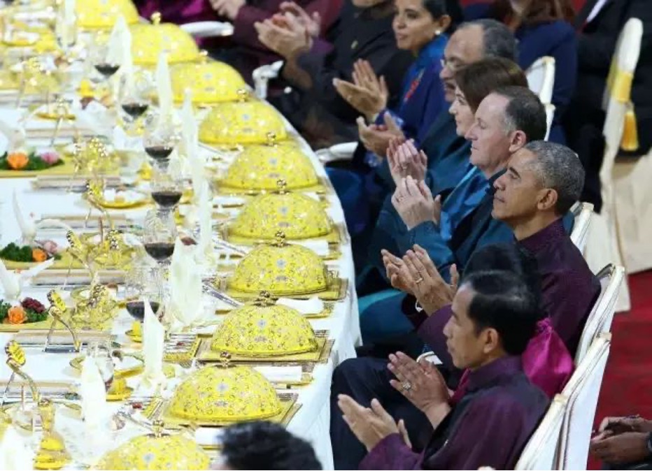 贵阳中国陶瓷博物馆珍藏ledger钱包官网陶瓷造作的APEC峰会水立方晚宴元首用瓷《盛世如意》